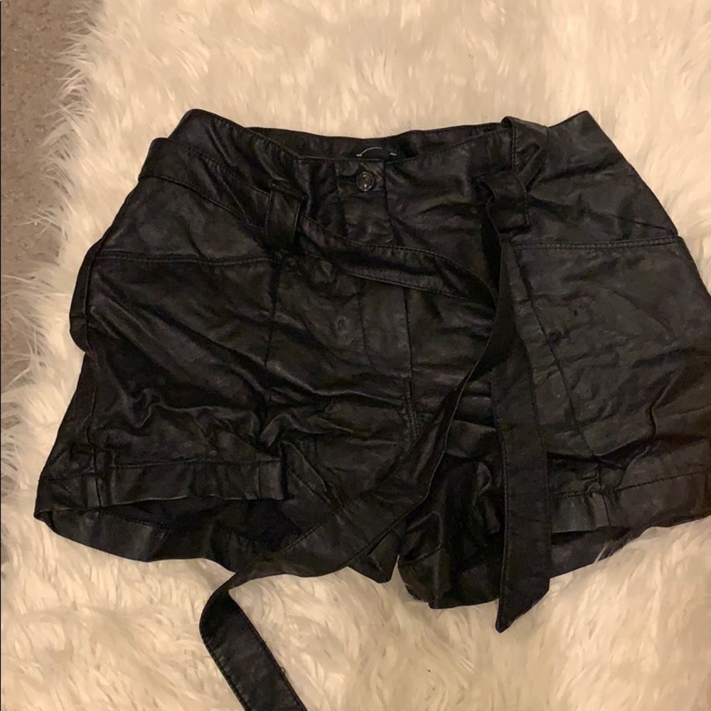 H&M FAUX LEATHER SHORTS (LIKE NEW)